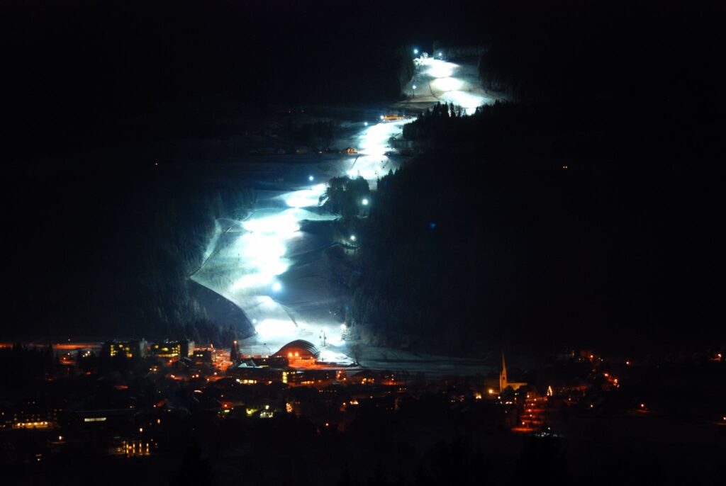 Piste mit Beleuchtung im Winter am Nassfeld