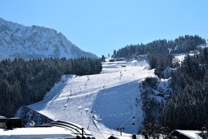 Direkte Sicht vom Appartment auf die Piste im Skigebiet Nassfeld